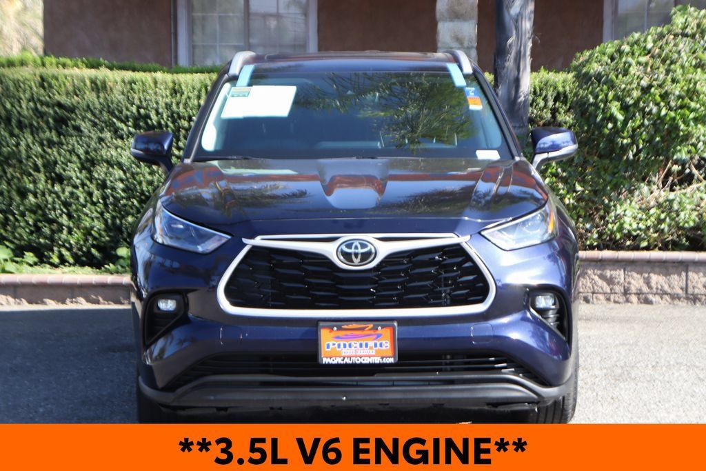 Used 2022 Toyota Highlander XLE FWD image 3