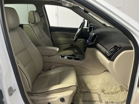 Used 2019 Jeep Grand Cherokee Overland AWD/4WD image 27