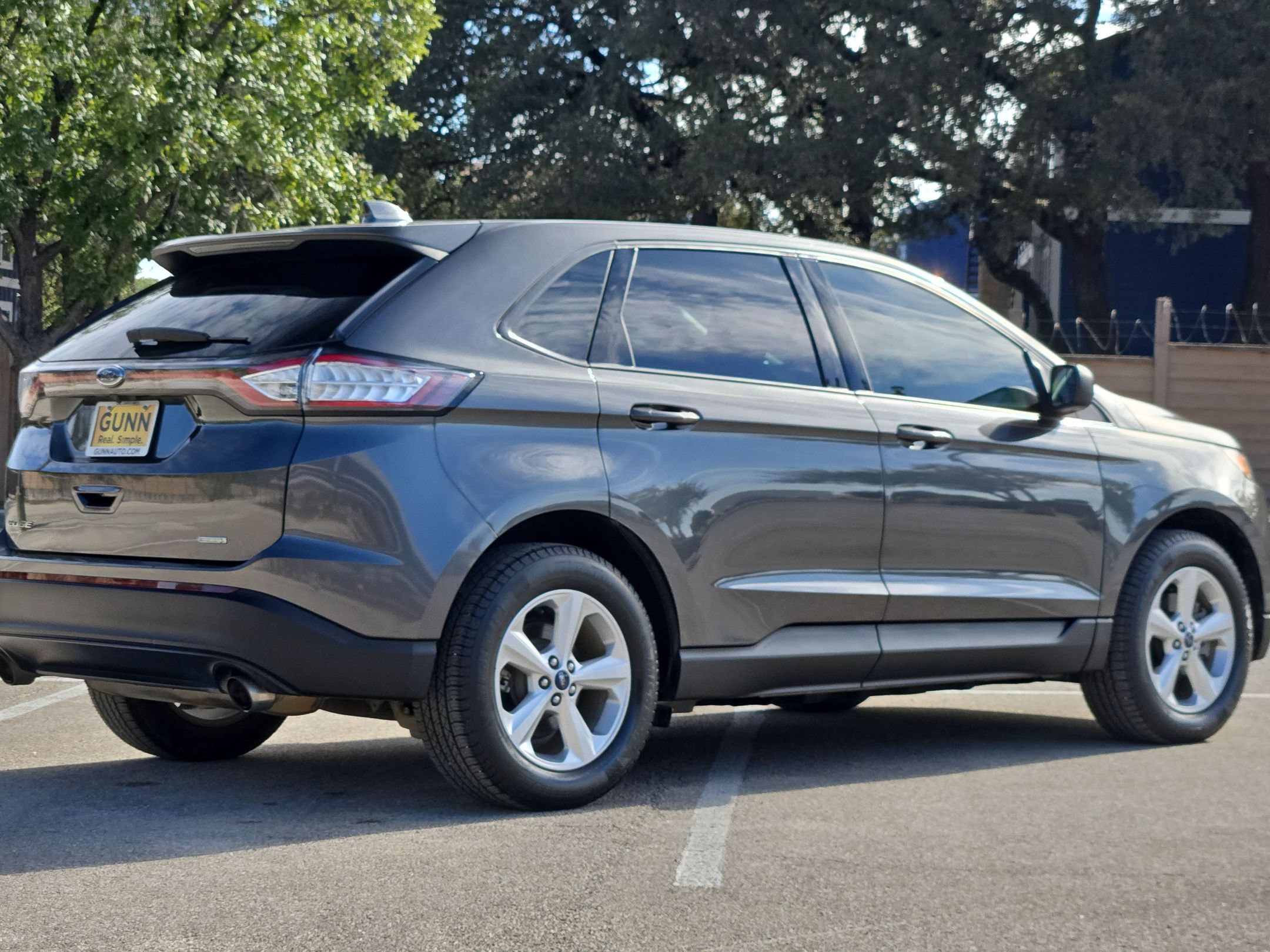 Used 2018 Ford Edge SE FWD image 3