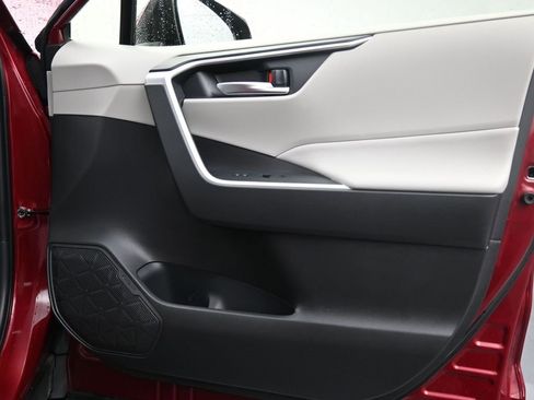 Used 2020 Toyota RAV4 XLE image 23