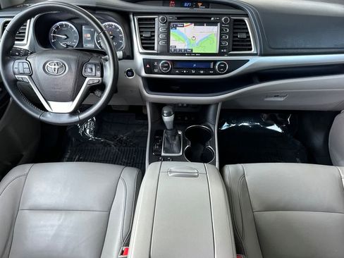 Used 2017 Toyota Highlander XLE image 3