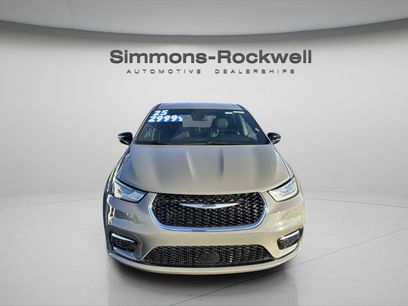 Used 2025 Chrysler Pacifica Select