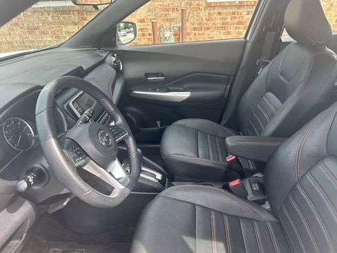 Used 2019 Nissan Kicks SR w/ SR Premium Package FWD image 17