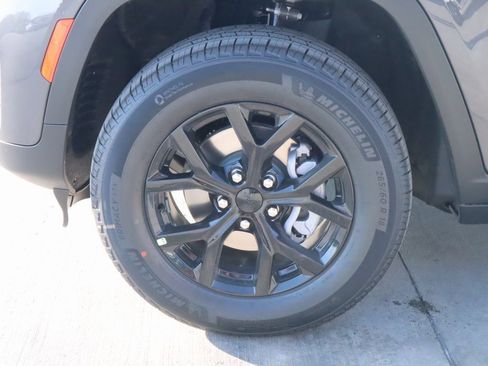 New 2025 Jeep Grand Cherokee Altitude image 17