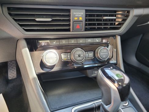 Used 2024 Volkswagen Jetta SE FWD image 19