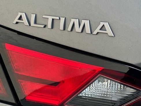 Used 2025 Nissan Altima 2.5 SV FWD image 33