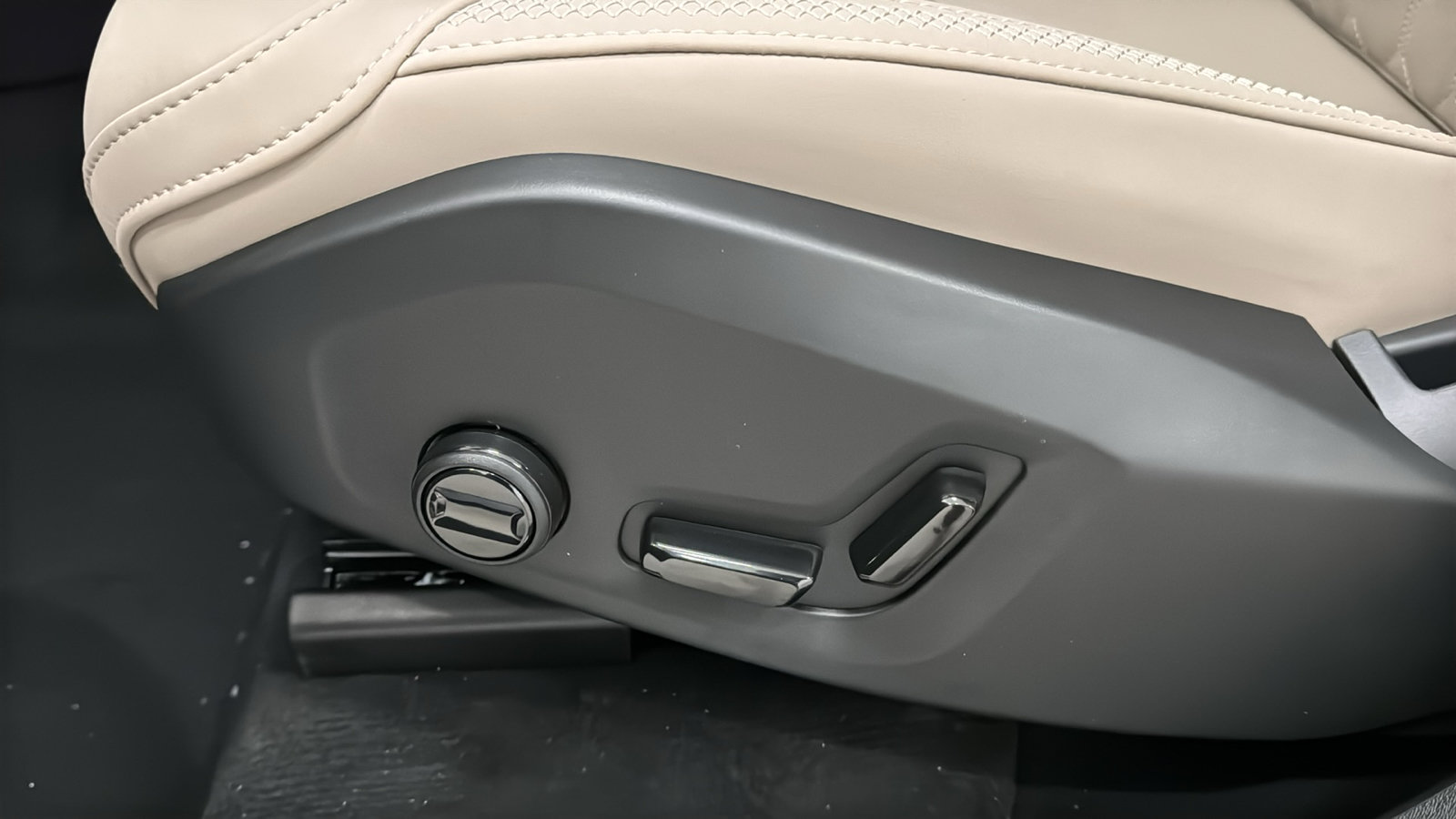 New 2026 Volvo XC90 T8 Plus w/ Protection Package Premier AWD/4WD image 24