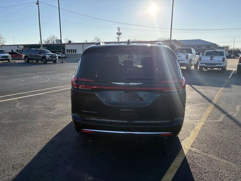 Used 2022 Chrysler Pacifica Touring-L image 24