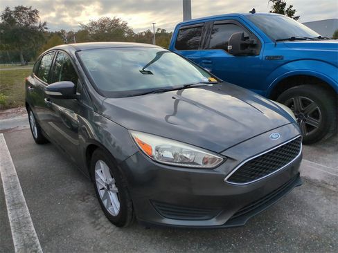 Used 2017 Ford Focus SE image 3
