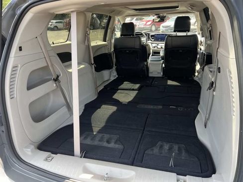 Used 2023 Chrysler Pacifica Limited FWD image 12