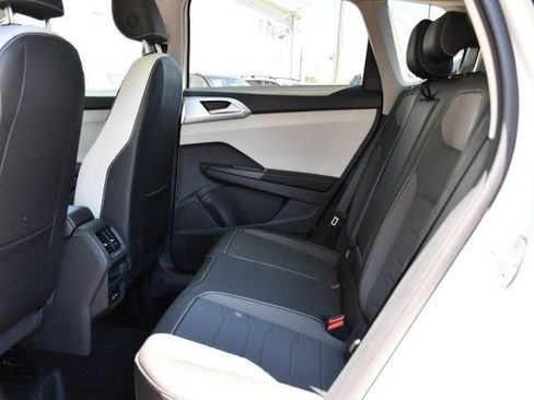 New 2026 Volkswagen Taos SE AWD/4WD image 16