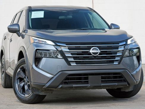 Used 2024 Nissan Rogue SV FWD image 2