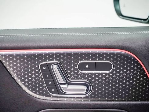 Used 2025 Mercedes-Benz GLB 250 4MATIC image 20