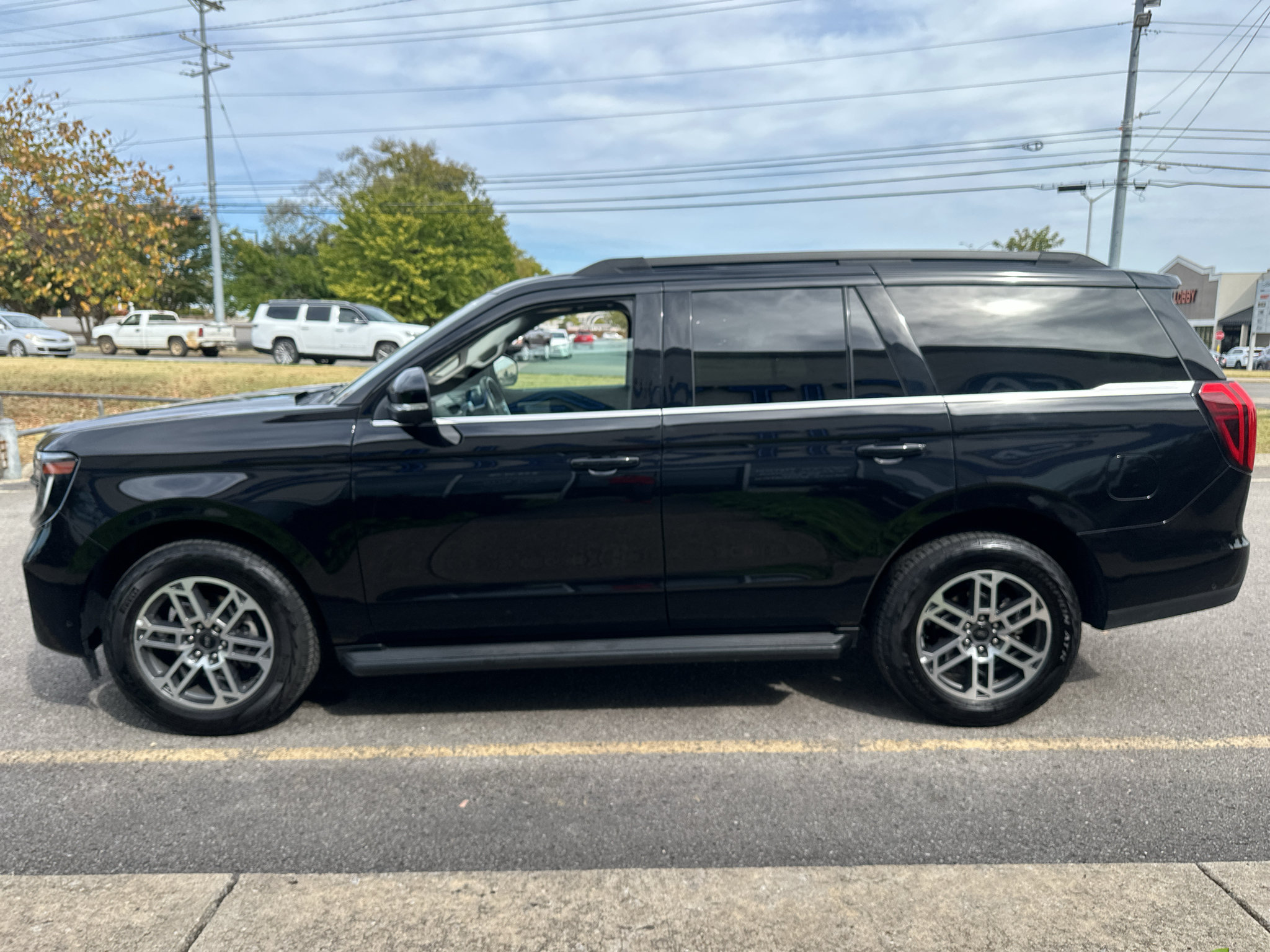 Used 2025 Ford Expedition Active AWD/4WD image 7