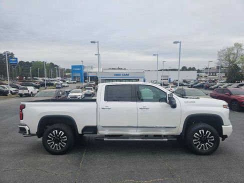 Used 2025 Chevrolet Silverado 2500 High Country w/ High Country Premium Package AWD/4WD image 9