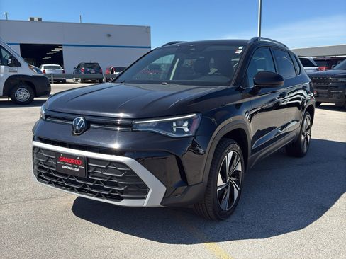 Used 2025 Volkswagen Taos SE AWD/4WD image 2