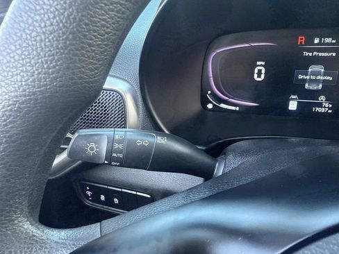 Used 2023 Kia Soul LX image 31