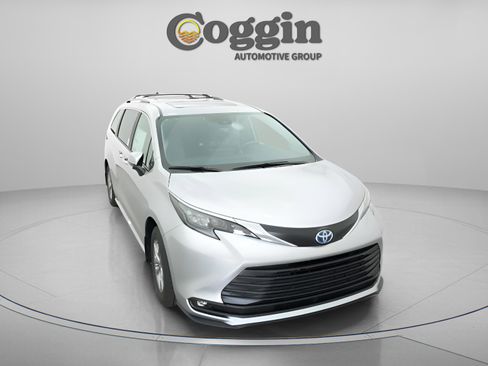 Used 2025 Toyota Sienna XLE image 27