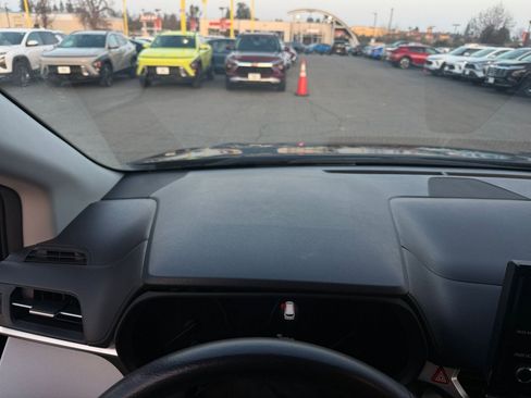 Used 2025 Toyota Sienna XLE image 35