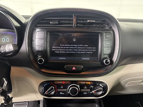 Used 2025 Kia Soul LX w/ LX Technology Package FWD image 16