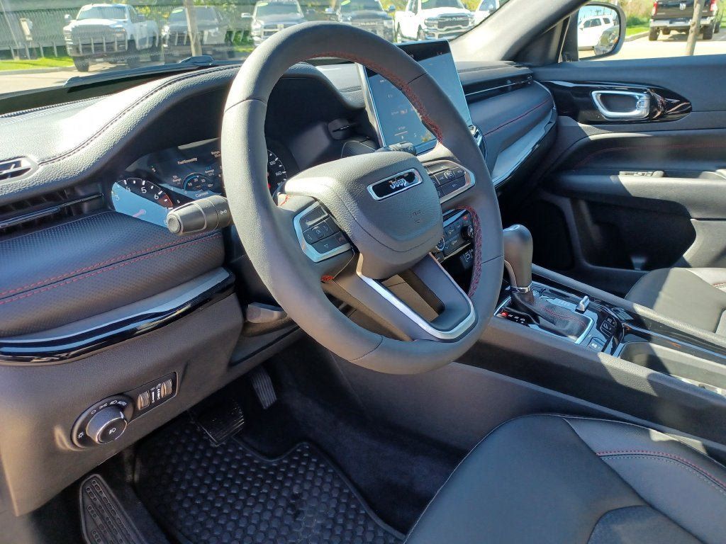 Used 2026 Jeep Compass Trailhawk AWD/4WD image 10