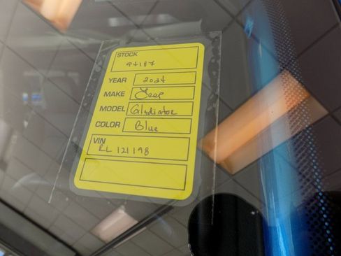 Certified 2024 Jeep Gladiator Mojave image 35