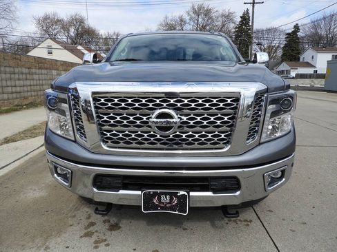 Used 2018 Nissan Titan SL w/ Chrome Package AWD/4WD image 3