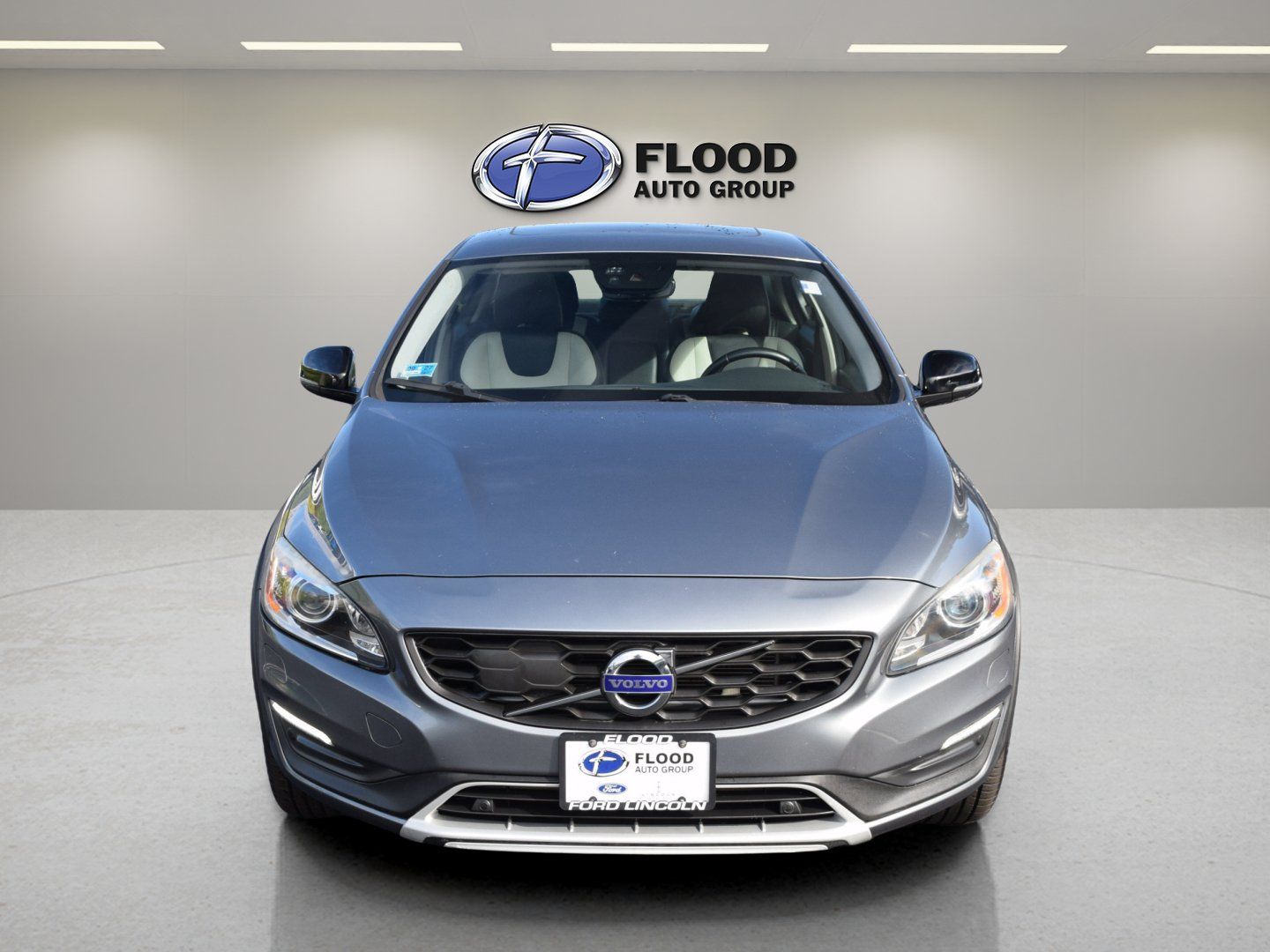 Used 2018 Volvo S60 T5 Cross Country Platinum AWD/4WD image 2