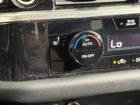 Used 2024 Nissan Pathfinder SV AWD/4WD image 38