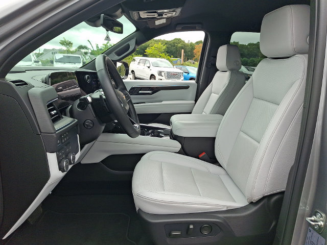 Used 2026 Chevrolet Suburban Premier AWD/4WD image 2