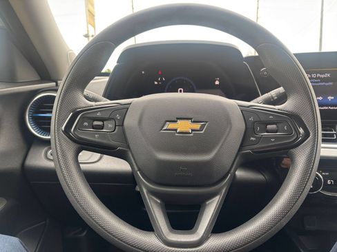 Used 2025 Chevrolet Trax LT FWD image 26
