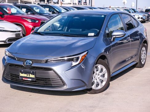 Used 2025 Toyota Corolla LE FWD image 1