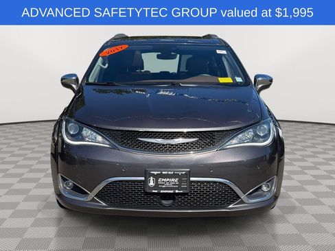 Used 2017 Chrysler Pacifica Limited FWD image 2