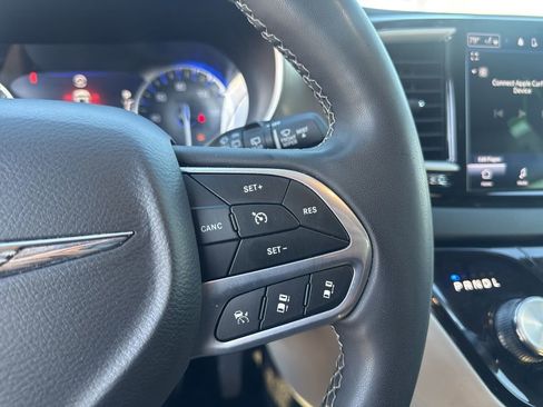 Used 2023 Chrysler Pacifica Touring-L image 23