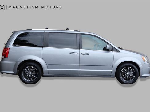 Used 2017 Dodge Grand Caravan SXT FWD image 2