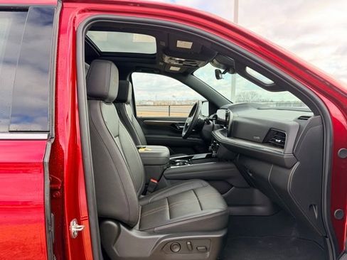 Used 2025 Chevrolet Suburban High Country image 11