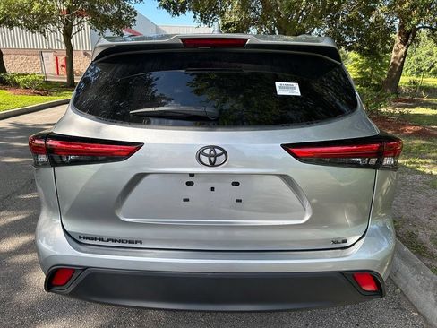 Used 2023 Toyota Highlander XLE FWD image 5