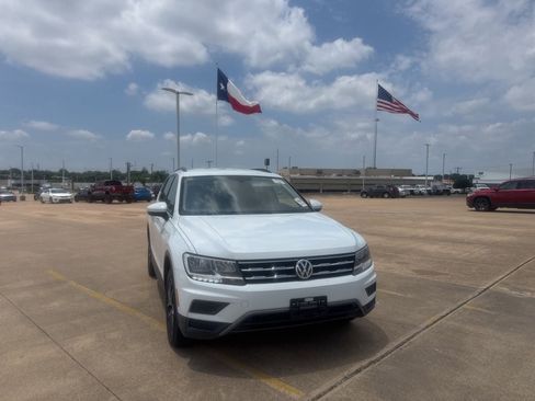 Used 2019 Volkswagen Tiguan SE FWD image 3