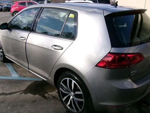 Used 2016 Volkswagen Golf SE w/ Lighting Package FWD image 2