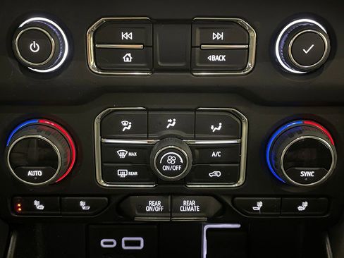 Used 2022 Chevrolet Tahoe Z71 w/ Luxury Package image 38