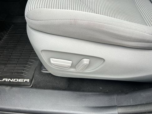 Used 2021 Toyota Highlander L image 21