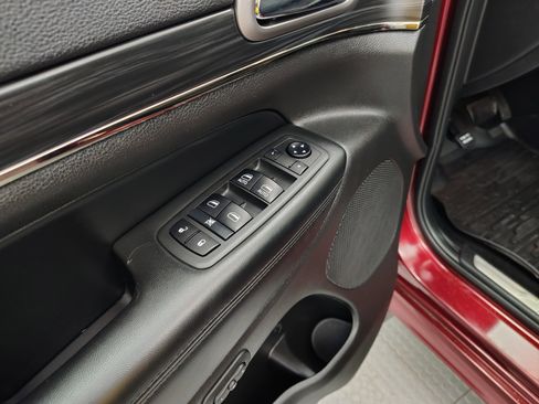 Used 2019 Jeep Grand Cherokee Limited X image 23