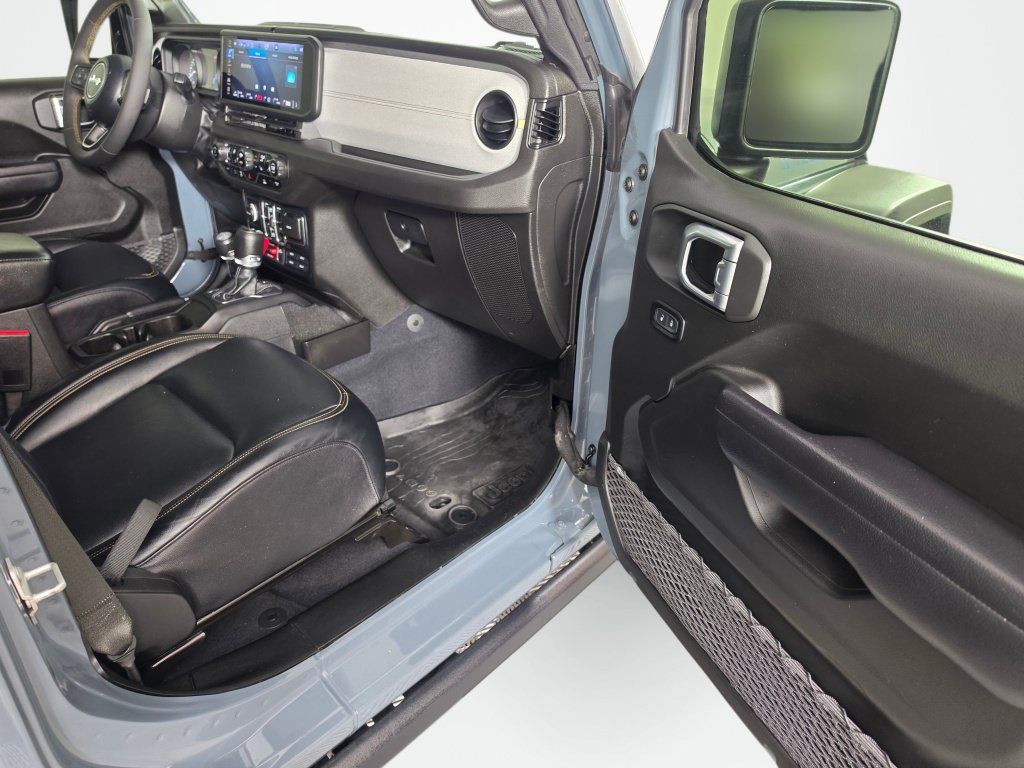 Used 2024 Jeep Wrangler Unlimited AWD/4WD image 40