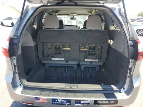 Certified 2017 Toyota Sienna LE AWD/4WD image 9