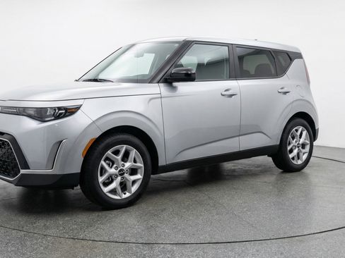 Used 2025 Kia Soul LX w/ LX Technology Package FWD image 3