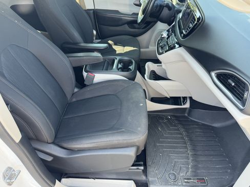 Used 2019 Chrysler Pacifica Touring Plus w/ Cold Weather Group FWD image 15