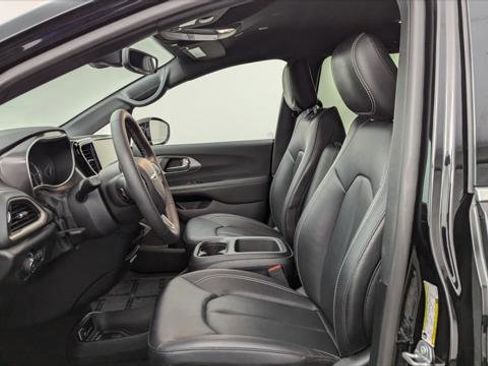 Used 2025 Chrysler Pacifica Select image 14