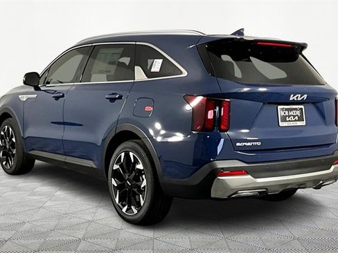 Certified 2025 Kia Sorento EX w/ Panoramic Sunroof Package image 3