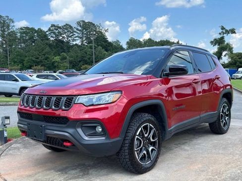 Used 2025 Jeep Compass Trailhawk AWD/4WD image 3
