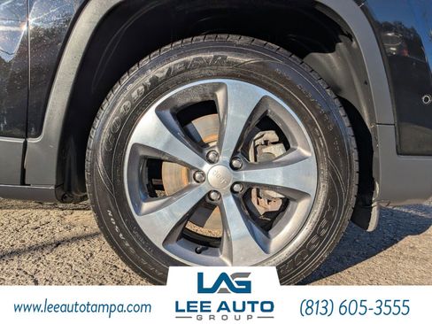 Used 2019 Jeep Cherokee Limited w/ Technology Group image 10